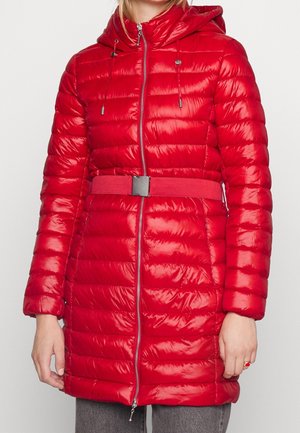 Rote gesteppte lange Steppjacke mit Kapuze, vorderem Reißverschluss und passendem verstellbarem Stoffgürtel, getragen von einer Person mit grauer Hose.