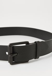 Schwarzer Ledergürtel mit matter Oberfläche, rechteckiger Metallgürtel und strukturiertem Design. Verstellbar mit mehreren Löchern für die Passform.