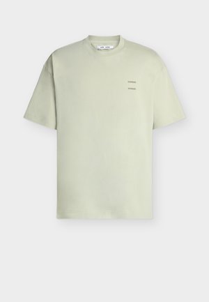 Ανοιχτοπράσινο κοντομάνικο μπλουζάκι με στρογγυλή λαιμόκοψη και μικρό λογότυπο "SAMSØE" τυπωμένο δύο φορές στο επάνω αριστερό μέρος του στήθους.