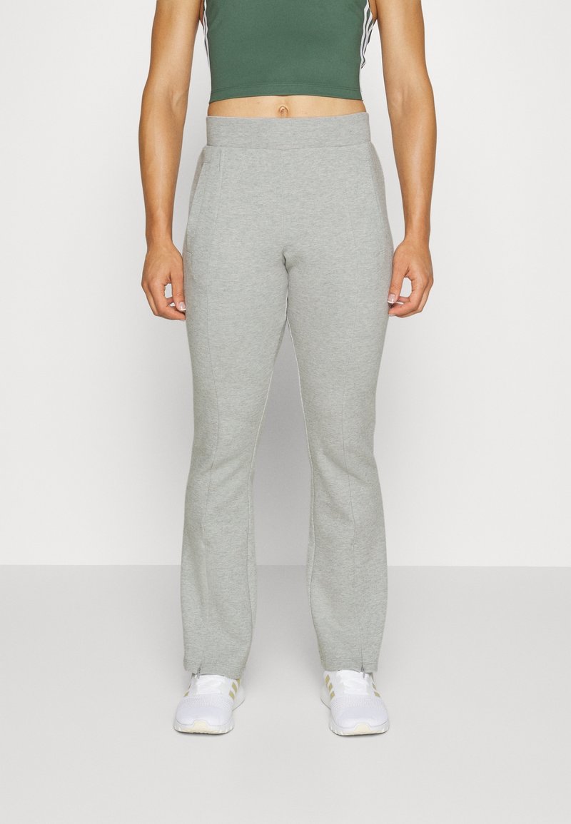 Grijze sportbroek met een tapered fit, elastische tailleband en zijzakken, gemaakt van zachte, getextureerde stof, geschikt voor actieve kleding.