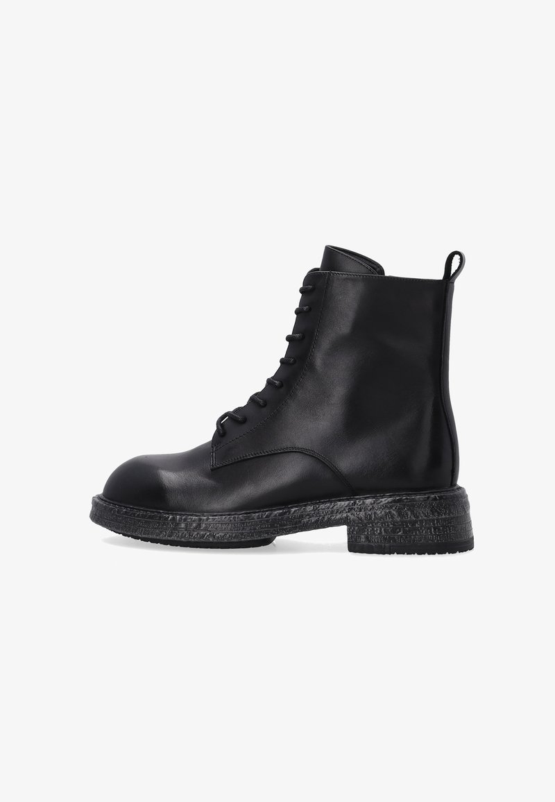 Schwarze Leder-Ankle-Boots mit abgerundeter Spitze, Schnürverschluss, robuster strukturiertem Sohle und einer Zugschleife an der Rückseite für ein einfaches Anziehen.