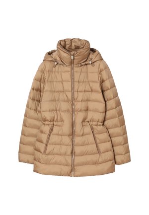 Chaqueta acolchada beige con cuello alto, cierre de cremallera y bolsillos laterales. Presenta una textura suave y un diseño acolchado para aislamiento.