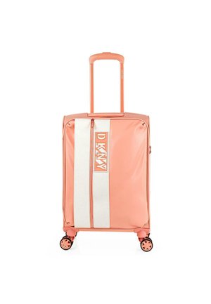 Maleta de color melocotón con franja blanca y logo de DKNY; cuenta con cuatro ruedas, asa retráctil y material de textura suave.