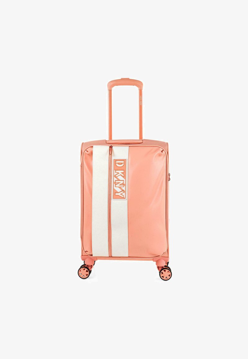 Maleta de color melocotón con franja blanca y logo de DKNY; cuenta con cuatro ruedas, asa retráctil y material de textura suave.