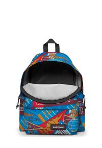 Modrá batoh s mixem barevných vzorů, včetně sportovních a geografických motivů. Obsahuje velký prostor a černou podšívku.