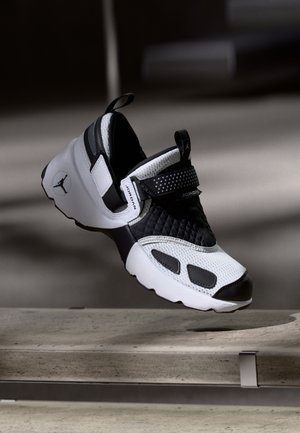 JORDAN TRUNNER LX - Sneakersy niskie