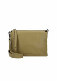 Bolso cruzado rectangular de cuero verde oliva con cierre de cremallera, correa ajustable y textura suave. Presenta un logotipo sutil en la parte delantera.