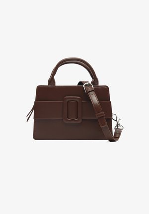 Braune Leder-Handtasche mit rechteckiger Form, strukturiertem Design, Oberhandgriff, abnehmbarem Schultergurt und großem Schnallenakzent.