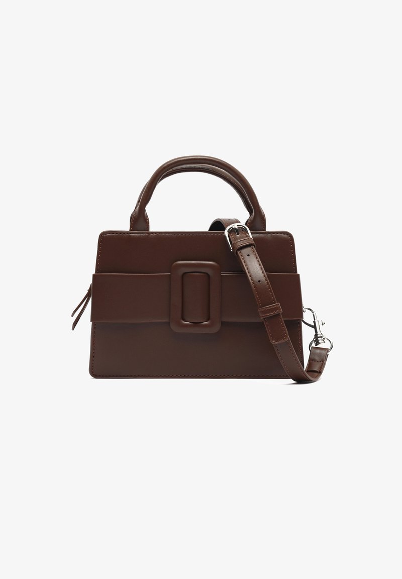 Borsa a tracolla in pelle marrone con forma rettangolare, design strutturato, manico superiore, tracolla staccabile e una grande fibbia decorativa.