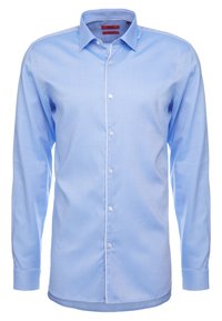 Světlomodrá košile na knoflíky z hladké látky. Má dlouhé rukávy, špičatý límec a bílé knoflíky, s jemnou texturou a bez vzorů.