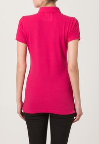 Fittad rosa polo skjorta med korta ärmar, platt krage och sidoflikar, tillverkad av slät bomullstyg; minimalistisk design.