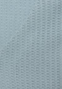 Lichtblauwe gebreide stof met een textuurpatroon van afwisselende rijen, met een zachte, luchtige weving en een gladde oppervlakte.