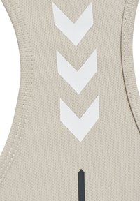 Beige gestructureerde stof met drie witte naar beneden wijzende chevronpijlen en één korte zwarte verticale streep eronder.