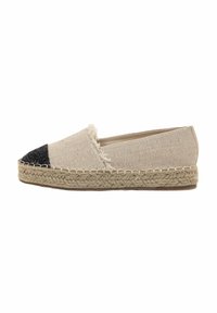 Espadrille in tela beige con punta nera, bordi in tessuto sfilacciati e suola in juta intrecciata. Design a profilo basso, forma rotonda.