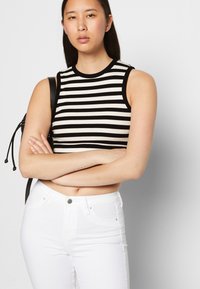 NA-KD Top - black/white