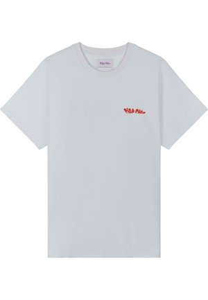 Világosszürke pamut póló rövid ujjal, bal mellen piros stilizált szöveggel. Kerek nyakú, sima textúrájú és lazább fazonú.