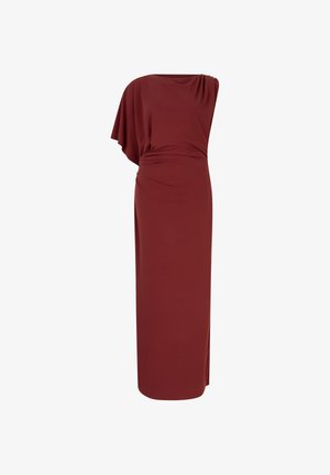 Robe bordeaux à une épaule en tissu doux, avec une taille froncée et une silhouette longue et fluide. Texture lisse, accents minimalistes.