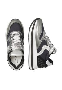 Le sneakers presentano una combinazione di tessuto nero e accenti metallici argento, punta rotonda, suola piatta in gomma e un tallone testurizzato unico. Design con lacci.