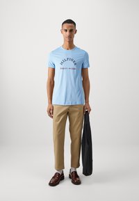 Tommy Hilfiger - T-shirt z nadrukiem