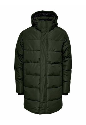 Casaco acolchoado verde escuro com gola alta, padrão acolchoado horizontal e fecho frontal com zíper. Apresenta mangas compridas e um corte reto.