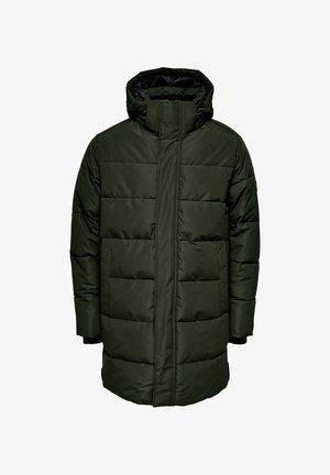 Dunkelgrüne Steppjacke mit hohem Kragen, horizontalem gestepptem Muster und einem Frontreißverschluss. Sie hat lange Ärmel und einen geraden Schnitt.