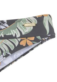 Bañador con una tela negra que presenta llamativos patrones florales en verde y naranja, acentuado con una placa de logo en tono dorado "sunseeker".