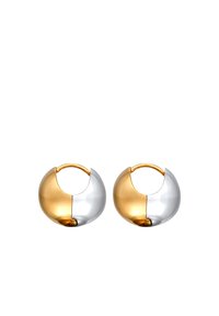 Gold- und Silber-Ohrreifen haben ein Halbkugel-Design, mit einer polierten Textur und einem gespaltenen Farbmuster auf jedem Stück.