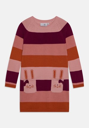 Børns strikkede kjole med lange ærmer med vandrette striber i pink, bordeaux og orange, med kaninansigtlommer med ører og sløjfer.
