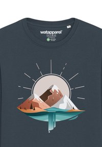 Donkerblauwe t-shirt met een grafisch ontwerp van bergen en een zon. Het ontwerp bevat aardetinten met een turquoise wateroppervlak en minimale bomen.