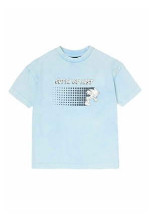 Lyseblå T-shirt med korte ærmer med teksten "GOTTA GO FAST" og pixeleret grafik af en løbende figur foran.