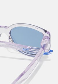 Ochelari de soare translucizi violeți cu lentile de culoare albastră, având o formă ovală rafinată și brațe texturate cu un accent albastru.
