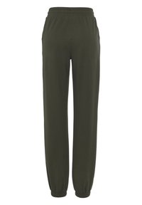 Olijfgroene joggers gemaakt van zachte stof met een elastische tailleband en aansluitende boorden bij de enkels, met een eenvoudig, recht ontwerp.