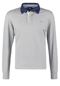 Polo manches longues gris clair avec col bleu foncé, patte intérieure blanche et petit logo sur la poitrine gauche.