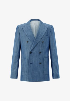 Doppelreihiger blauer Blazer mit Spitzenrevers, vier schwarzen Knöpfen, zwei unteren aufgesetzten Taschen und einer Brustleistentasche vor weißem Hintergrund.