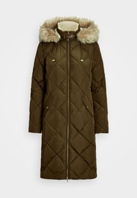 Lång, olivgrön quiltad kappa med fuskpäls på huvan, främre dragkedja och två sidfickor. Har ett texturerat diamantmönster.