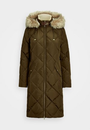 Abrigo largo acolchado verde aceituna con detalle de piel sintética en la capucha, cremallera frontal y dos bolsillos laterales. Presenta un patrón texturizado en forma de diamante.