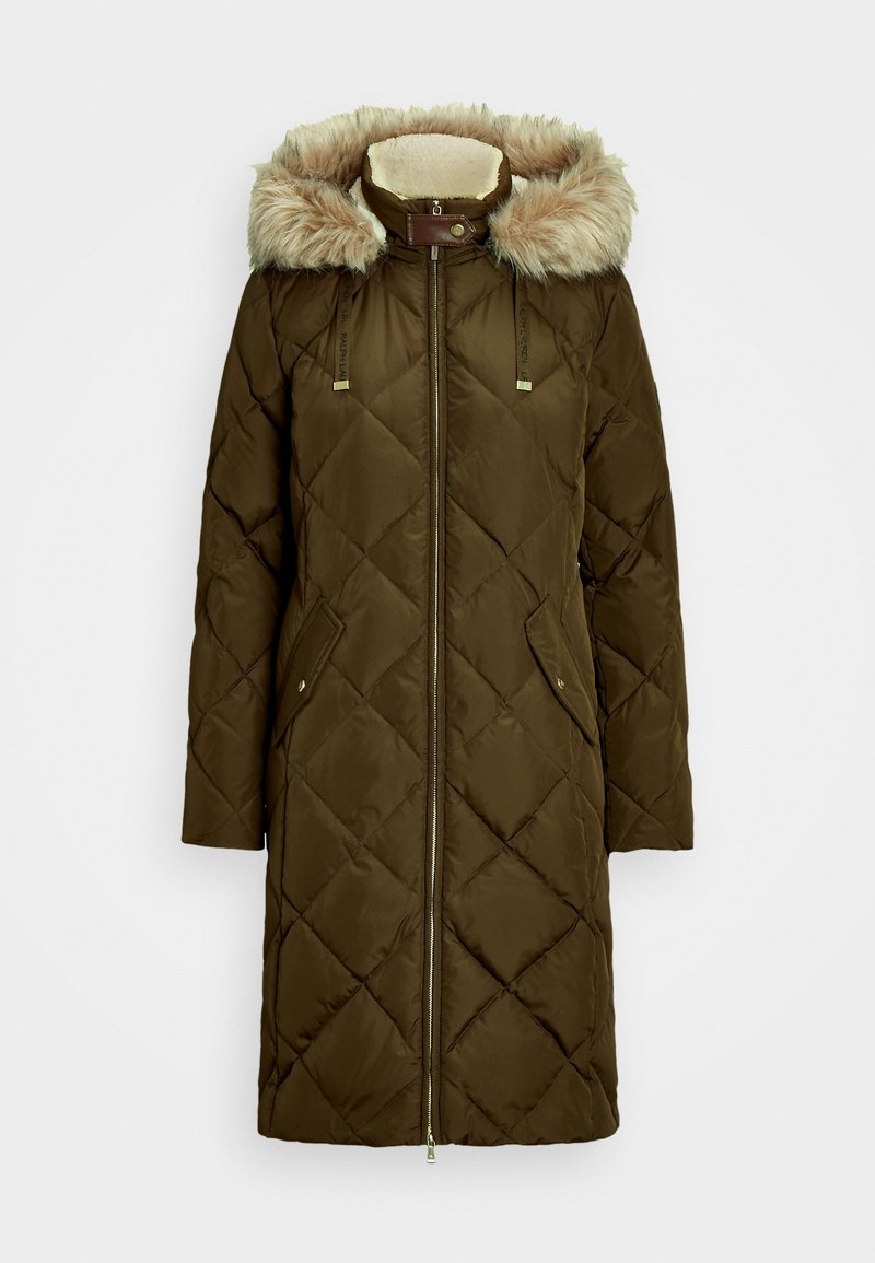 Lång, olivgrön quiltad kappa med fuskpäls på huvan, främre dragkedja och två sidfickor. Har ett texturerat diamantmönster.
