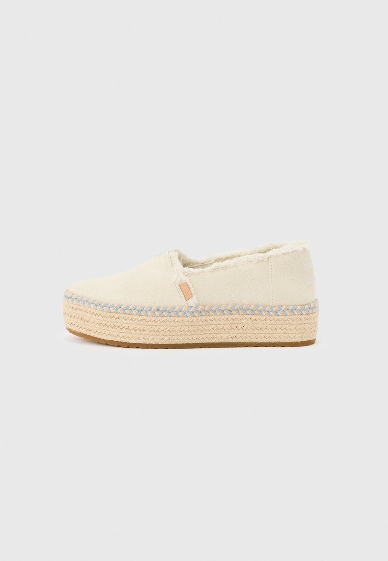 Chaussure à plateforme beige à enfiler avec semelle en jute tressé, détail de coutures bleu clair, et doublure intérieure douce et duveteuse.