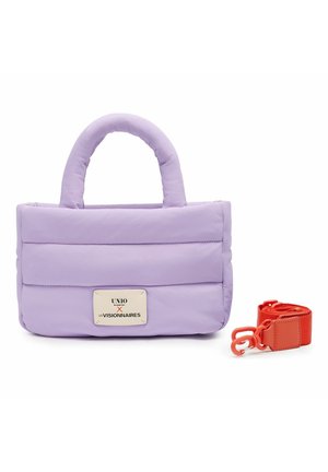 Bolso acolchado lavanda con dos asas, una etiqueta blanca que dice "UNIO x LES VISIONNAIRES" y una correa roja para el hombro desmontable con ganchos.