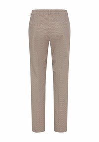Pantalon beige slim fit à motif losange, deux poches arrière passepoilées et passants de ceinture, vu de dos sur fond blanc.