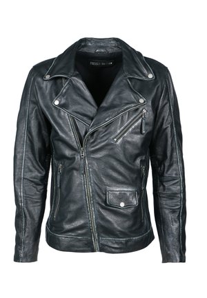 Chaqueta de moto de cuero negro con cremallera asimétrica, dos bolsillos delanteros y hombreras. Acabado texturizado con detalles de costura visibles.
