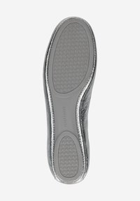 Silberne Ledersohle mit einem strukturierten Gummihaftmuster, das eine abgerundete Kante und ein nahtloses Design aufweist.