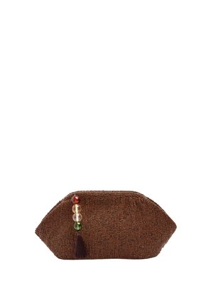 Brązowa kopertówka z koralikami o zaokrąglonym geometrycznym kształcie, ozdobiona czterema kolorowymi koralikami i małą ciemną frędzlą z jednej strony.