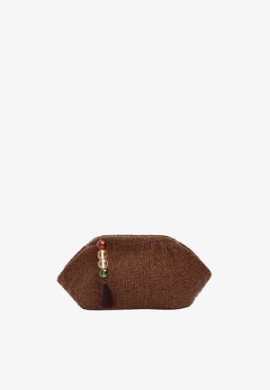 Brązowa kopertówka z koralikami o zaokrąglonym geometrycznym kształcie, ozdobiona czterema kolorowymi koralikami i małą ciemną frędzlą z jednej strony.