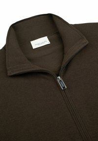 Brązowy sweter zapinany na zamek z kołnierzem typu mock, prążkowaną teksturą i srebrnym zamkiem błyskawicznym. Metka z napisem "PROFUOMO." Prezentacja w formie leżącej.