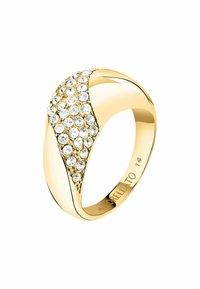 Anello in oro dal design curvo, con cristalli trasparenti incastonati in un motivo diagonale, superficie lucidata e interno inciso.