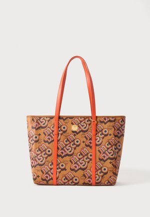Sac cabas marron avec poignées orange et motif de texte coloré audacieux et répétitif ainsi qu'une petite plaque de marque dorée à l'avant.