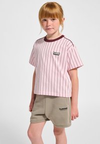Rosa randig kortärmad t-shirt med vinröda detaljer och en liten logotyp, matchad med beige shorts som har en logotyp på framsidan.
