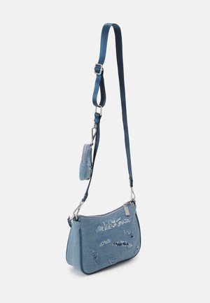 Mała jeansowa torebka na ramię z regulowanym paskiem i przymocowaną mini kieszonką na zamek, z detalami zużytego materiału.