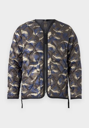 Casaco acolchoado em tons escuros com padrões abstratos em azul e creme. Apresenta fecho de correr, decote redondo e bainha com cordão ajustável.